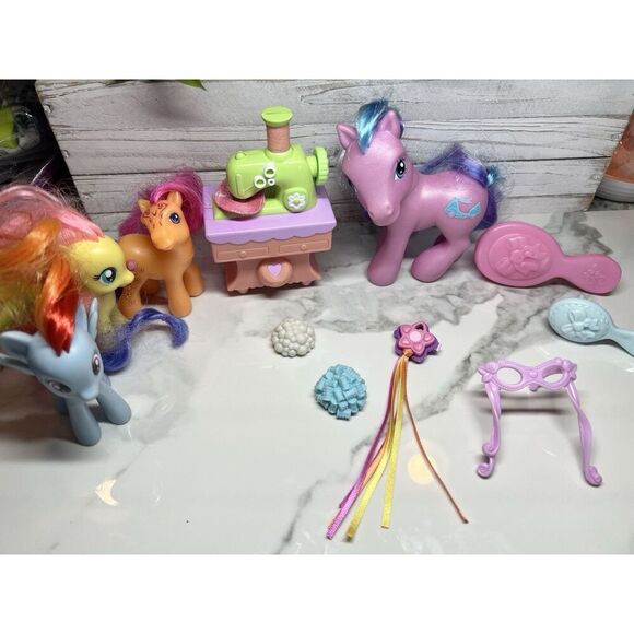 My Little Pony MLP 2004 Frilly Frocks Boutique Sewing Machine Lot - Picture 1 of 3